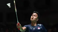 Pemain bulu tangkis Indonesia Anthony Sinisuka Ginting memukul balik kok saat melawan pemain bulu tangkis Jepang Kanta Tsuneyama pada pertandingan tunggal putra Japan Open 2023 di Tokyo, Jepang, Rabu ( 26/7/2023). (Richard A. Brooks/AFP)