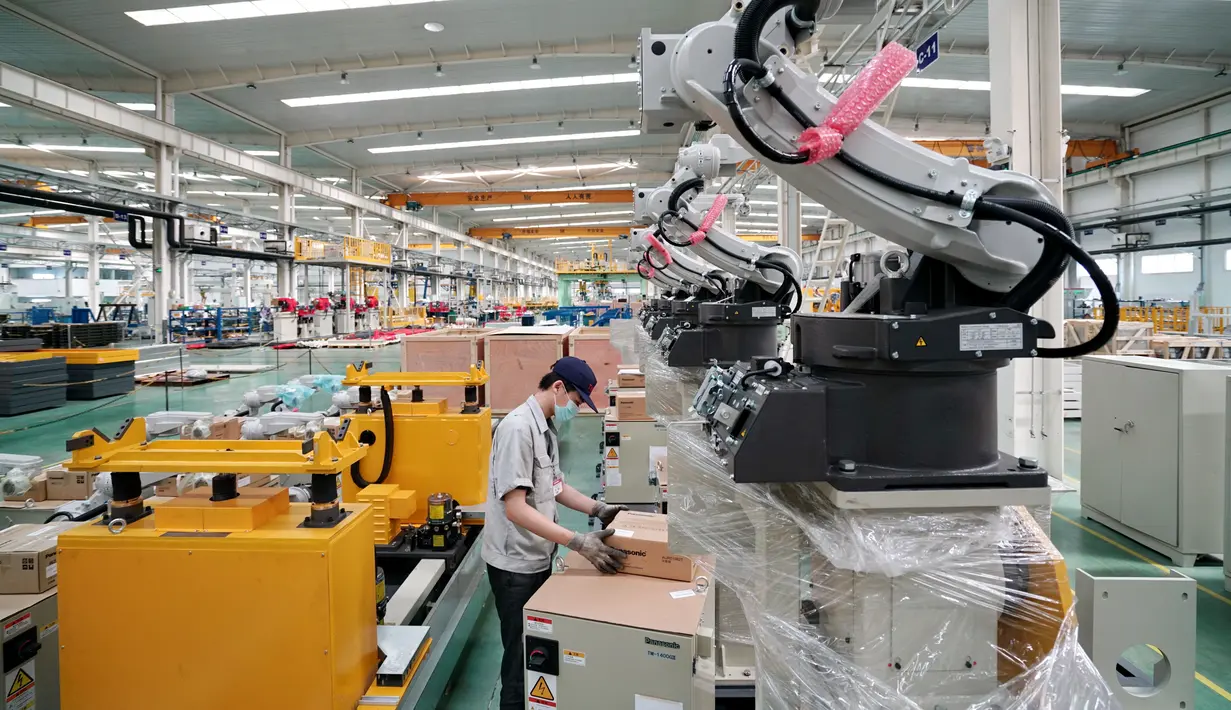 Seorang pekerja memeriksa produk di bengkel kerja di Zona Pengembangan Industri Teknologi Tinggi Tangshan, Provinsi Hebei, China utara (17/7/2020).  Zona Pengembangan Industri Teknologi Tinggi Tangshan telah membentuk industri robotik dengan 62 robot dan berbagai perusahaan terkait. (Xinhua/Mu Yu)