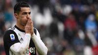 Striker Juventus, Cristiano Ronaldo, bersiap melakukan penalti saat melawan Sassuolo pada laga Serie A Italia di Stadion Allianz, Turin, Minggu (1/12). Kedua klub bermain imbang 2-2. (AFP/Marco Bertorello)
