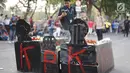 Massa dari Badan Eksekutif Mahasiswa Seluruh Indonesia (BEM SI) membawa replika nisan saat melakukan aksi unjuk rasa di sekitar Gedung DPR RI, Jakarta, Selasa (1/10/2019). (Liputan6.com/Immanuel Antonius)