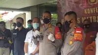 Kapolres Metro Tangerang Kota merilis kasus pembakaran bengkel oleh dokter berinisial MA, yang menewaskan kekasih dan orangtuanya. (Liputan6.com/Pramita Tristiawati)