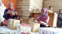 Petugas KPUD Kota Bengkulu sedang melakukan pelipatan surat suara Pilgub dan menemukan puluhan surat suara yang tercetak tidak lengkap atau bodong. (Liputan6.com/Yuliardi Hardjo Putro)