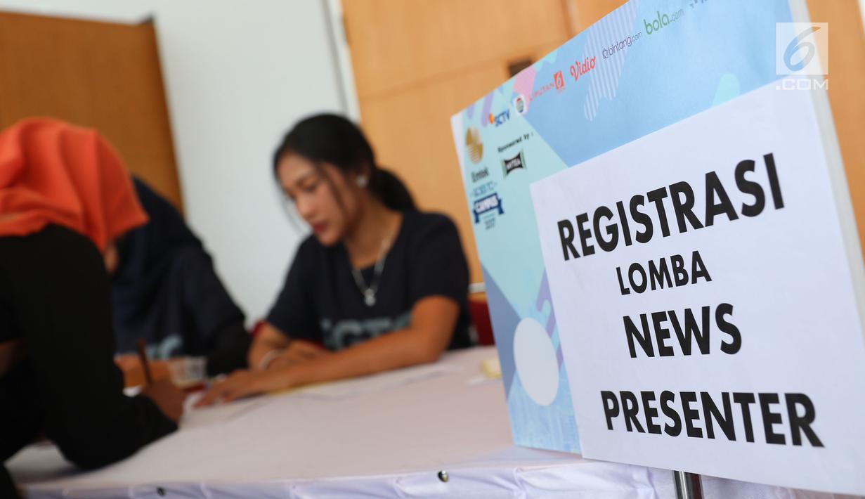 Peserta EGTC melakukan registrasi lomba news presenter saat gelaran Emtek Goes To Campus 2017 di Telkom University, Bandung, Rabu (29/11). (Liputan6.com/Helmi Fithriansyah)