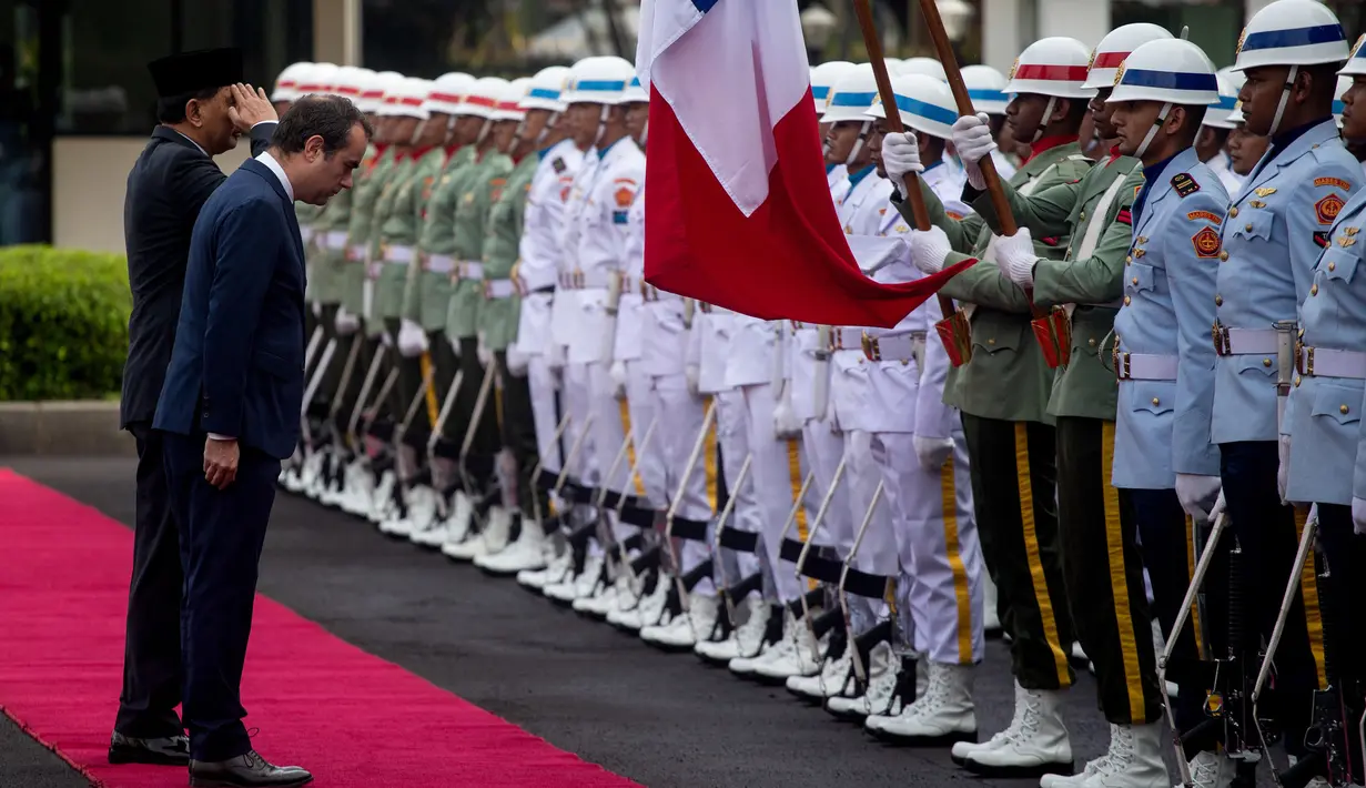 Kedatangan Menhan Prancis Sebastian Lecornu disambut oleh langsung Menhan RI Sjafrie Sjamsoeddin. (ADITYA AJI/AFP)