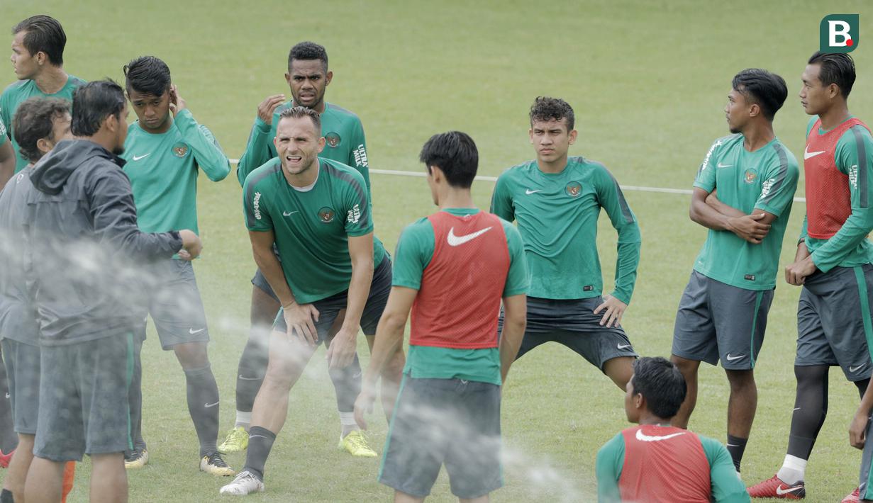 Pemain Timnas Indonesia saat latihan di Lapangan ABC, Senayan, Jakarta, Kamis (22/2/2018). Pemusatan latihan tahap kedua ini dilakukan untuk persiapan Asian Games 2018. (Bola.com/M Iqbal Ichsan