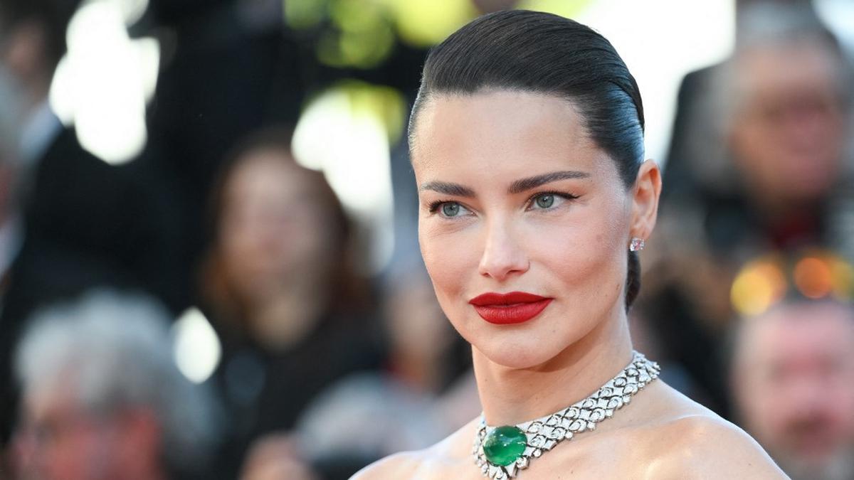 Wajah Supermodel Adriana Lima Diulik Dokter Bedah Plastik, D
