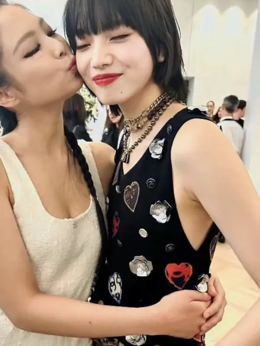 <p>Di Paris Fashion Week, Nana Komatsu bertemu dengan Jennie Blackpink yang mencium pipinya. Keduanya tampil seperti Yin &amp; Yang. @nanakomatsu71</p>