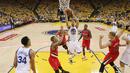 Stephen Curry #30  melakukan layup melewati hadangan para pemain Portland Trail Blazers pada game ke-5 semifinal NBA Playoffs wilayah barat di Oracle Arena, Oakland, California, (12/5/2016) WIB. (Ezra Shaw/Getty Images/AFP)