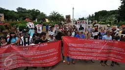 Massa dari Komite Penyelamat Keadilan (KPK) menggelar aksi di depan Istana Negara, Jakarta, Selasa (5/1/2016). Mereka mendesak KPK segera menangkap Surya Paloh dan Jaksa Agung HM Prasetyo yang diduga terlibat kasus Bansos Sumut.(Liputan6.com/Johan Tallo) 