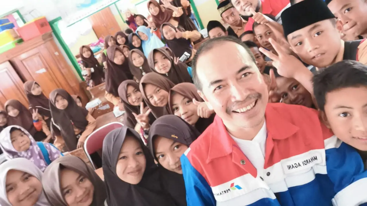 Manajer PGE Area KAraha, Mawardi Agani nampak senang dengan para siswa yang sengaja mengerubuti setelah kegiatan pengenalan panas bumi dilakukan