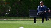 Direktur teknis AC Milan, Paolo Maldini terlihat selama sesi latihan di pusat pelatihan Milanello di Carnago, barat laut Milan, menjelang pertandingan sepak bola leg pertama perempat final Liga Champions UEFA pertandingan antara AC Milan dan SSC Napoli pada 11 April 2023. (AFP/Gabriel Bouys)