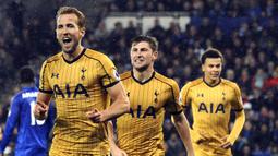 Striker Tottenham Hotspur, Harry Kane, melakukan selebrasi usai mencetak gol ke gawang Leicester City di Stadion King Power, Kamis, (18/05/2017). Harry Kane menjadi top skorer Premier League setelah mencetak 29 gol. (AP/Rui Vieira)