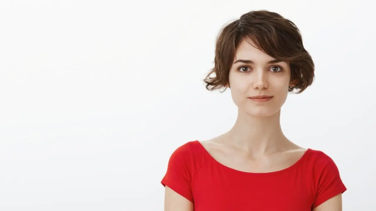 Model Rambut Pendek Wanita (Photo by cookie_studio on Unsplash)