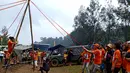 Pemilik dan pecinta Land Rover yang tergabung dalam ILRU ketika mengikuti game pada kamping bersama di kaki Gunung Gede Pangrango, Bogor, Jawa Barat, Sabtu (22/12). Kegiatan ini sebagai ajang silaturhmi. (Liputan6.com/Pool/ILRU)