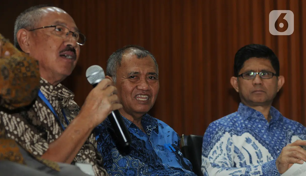 Ketua KPK Agus Rahardjo (tengah), dosen hukum pidana Unpar Agustinus Pohan (kiri), dan Wakil Ketua KPK Laode M Syarief saat menjadi pembicara diskusi di Gedung KPK, Jakarta, Kamis (19/12/2019). Diskusi membahas gagasan perubahan UU Tipikor. (merdeka.com/Dwi Narwoko)