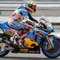 Aksi pembalap Marc VDS, Thomas Luthi pada tes pramusim MotoGP 2018 di Sirkuit Sepang, Malaysia. (MOHD RASFAN / AFP)