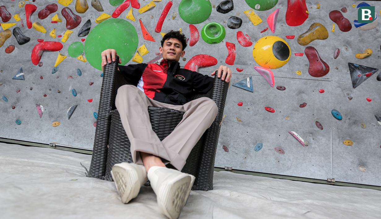 <p>Atlet panjat tebing Indonesia, Veddriq Leonardo berpose di depan fotografer saat ditemui di markas FPTI, Hotel Santika Premier, Bekasi, Selasa (20/08/2024). (Bola.com/Bagaskara Lazuardi)</p>