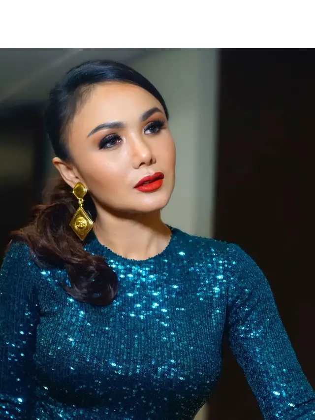 Biasa Natural, Ini 6 Potret Yuni Shara dengan Makeup Bold