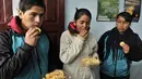 Sejumlah warga memakan kerupuk cacing. Cacing di Bolivia dijadikan tepung dan kerupuk. Mereka mengklaim produksi mereka tersebut kaya protein. Foto diambil pada 13 Agustus 2015 (AFP Photo/Aizar Raldes)