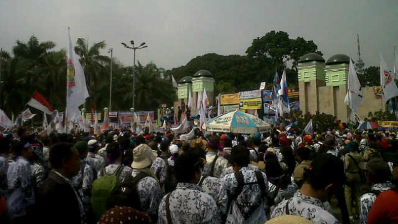 Demo Guru Honorer di Depan DPR