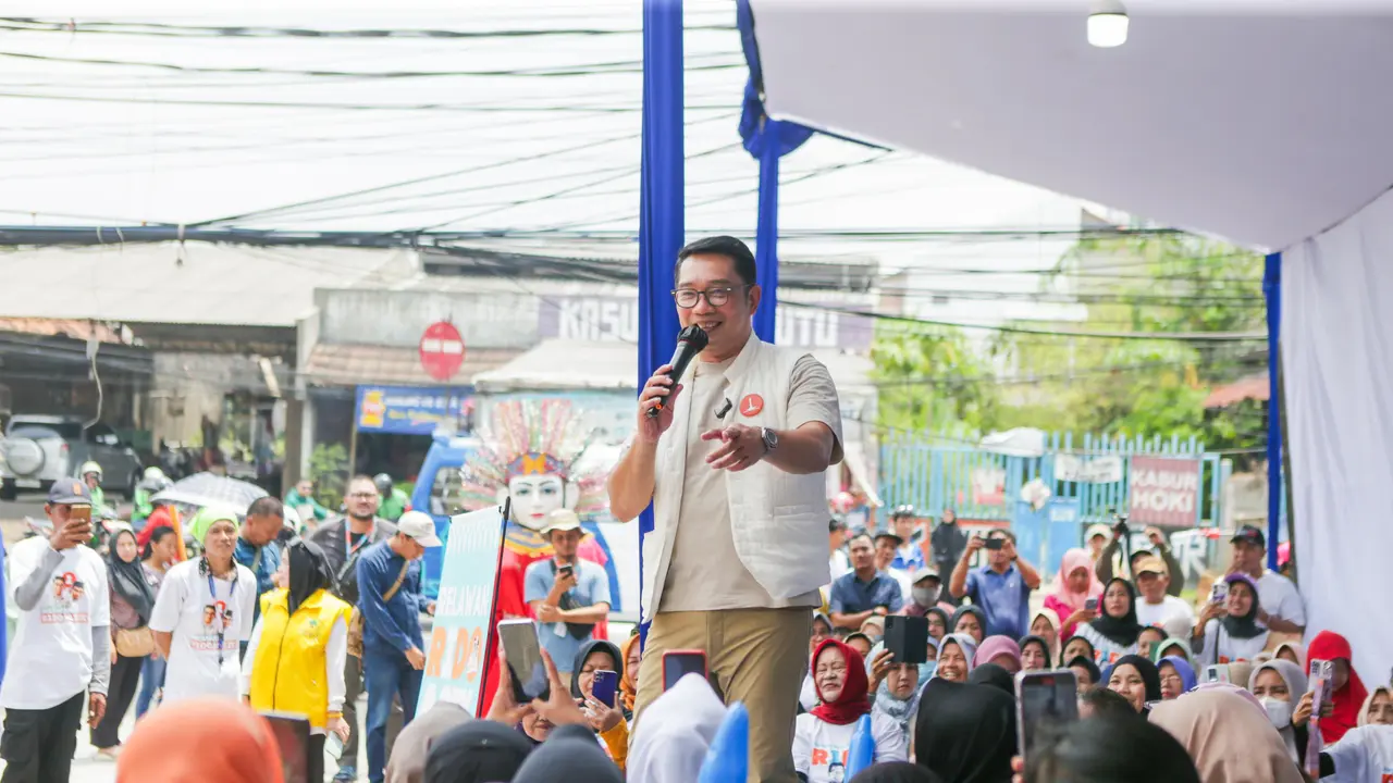 Calon Gubernur (Cagub) nomor urut 1 Ridwan Kamil (RK) saat blusukan di Pasar Kebayoran Lama, Jakarta Selatan, Kamis (24/10/2024).