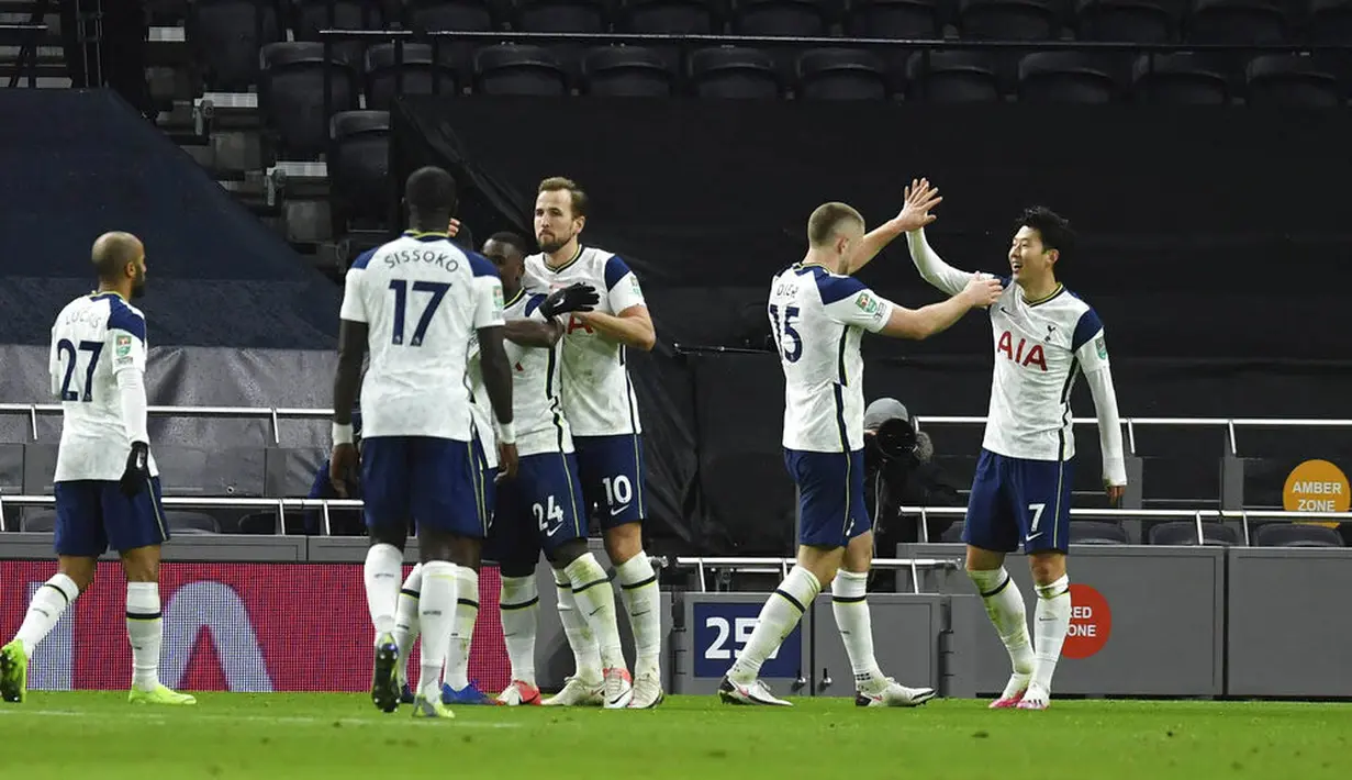 Para pemain Tottenham Hotspur merayakan gol yang dicetak oleh Son Heung-min ke gawang Brentford pada laga Piala Liga Inggris, di London, Rabu (06/01/2021). Spurs menang dengan skor 2-0. (Glyn Kirk/Pool via AP)