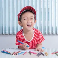 Para orang tua dapat mengajak anak-anak menggambar atau menulis cerita tentang hal-hal yang membuat teman atau keluarga mereka bahagia. (Foto/dok: Freepik/fwstudio)