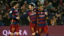 Lionel Messi (tengah) melakukan selebrasi bersama rekan setimnya usai mencetak gol kegawang Valencia pada piala Copa del Rey melawan Valencia di Stadion Camp Nou, (3/2/2016). Messi mencetak 3 gol di pertandingan ini. (REUTERS/Albert Gea)