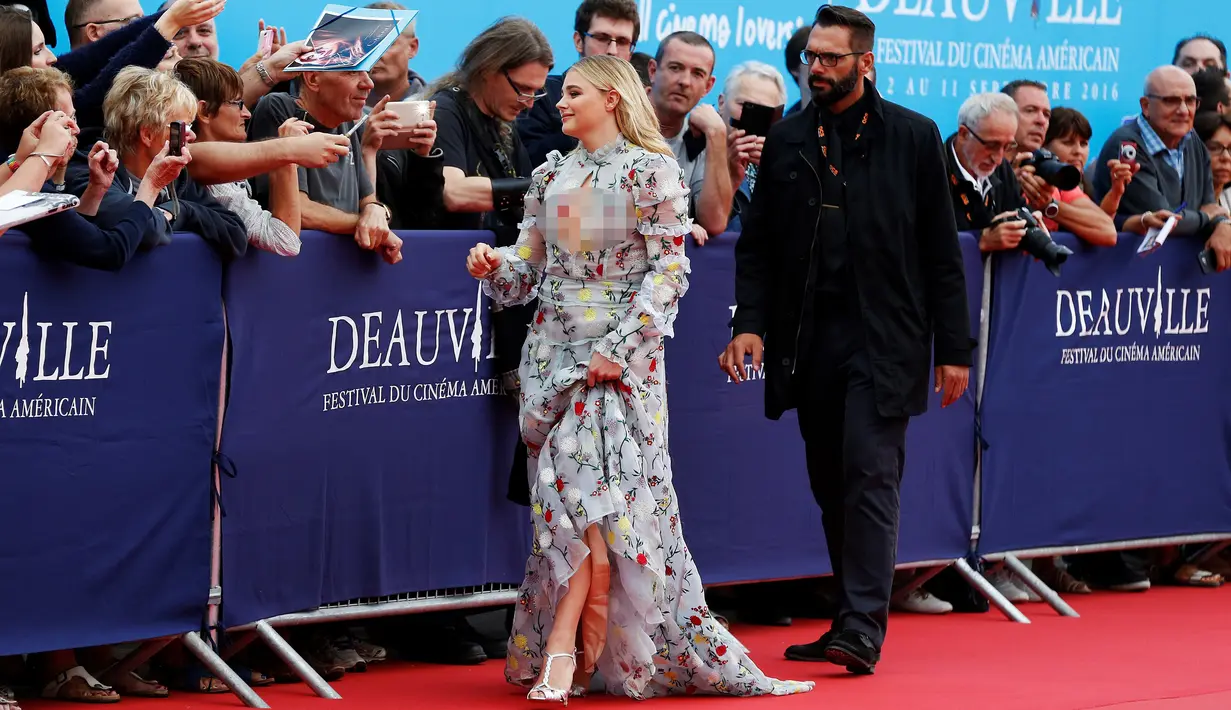 Chloe Grace Moretz menghampiri fans saat pembukaan Festival Film Deauville American di Prancis, (2/9). Chloe dan Brooklyn dikabarkan telah putus akibat Brooklyn belum ingin mejalani hubungan lebih serius dengan Chloe. (AFP PHOTO/CHARLY TRIBALLEAU)