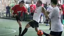 Marc Marquez (kirih) dari Tim Merah melepaskan tembakan saat dihadang Dani Pedrosa (kanan) di Lapangan Futsal Kuningan Village, Jakarta, Sabtu (13/2/2016). (Bola.com/Nicklas Hanoatubun)