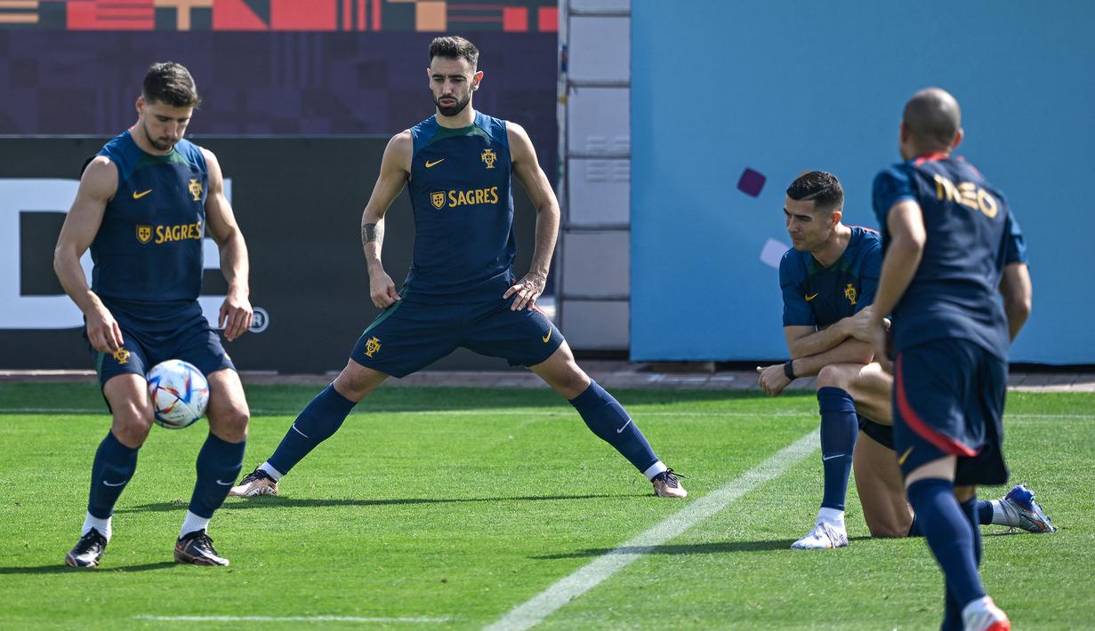 Crisiano Ronaldo yang bergabung dengan grup yang diisi rekannya di MU Bruno Fernandes, Ruben Dias, Pepe dan Joao Cancelo tampak bugar dan sesekali berbincang dalam sesi latihan tersebut. (AFP/Patricia De Melo Moreira)