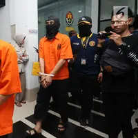 Tersangka kasus penyebaran ujaran bernada kebencian lewat internet digiring polisi usai rilis di Jakarta, Rabu (23/8). Tiga tersangka masuk dalam satu kelompok. (Liputan6.com/Helmi Fithriansyah)