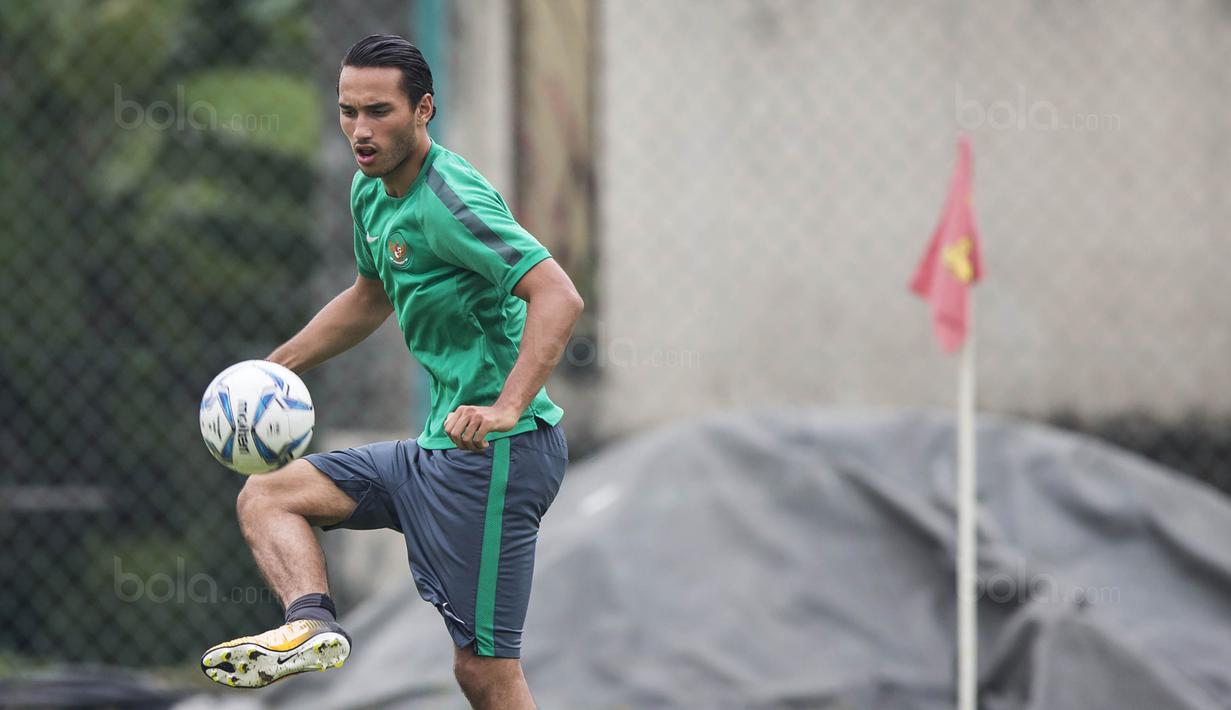 Striker Timnas Indonesia, Ezra Walian, mengontrol bola saat latihan di Padang Kelab Aman, Kuala Lumpur, Rabu (16/8/2017). Indonesia akan menghadapi Filipina pada laga kedua Grup B SEA Games 2017. (Bola.com/Vitalis Yogi Trisna)