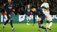 Gelandang Paris Saint-Germain, Dro Fernandez (tengah), mengontrol bola dalam pertandingan Ligue 1 Prancis antara Paris Saint-Germain (PSG) melawan FC Metz di Stadion Parc des Princes, Paris, pada 21 Februari 2026. (Bertrand GUAY / AFP)