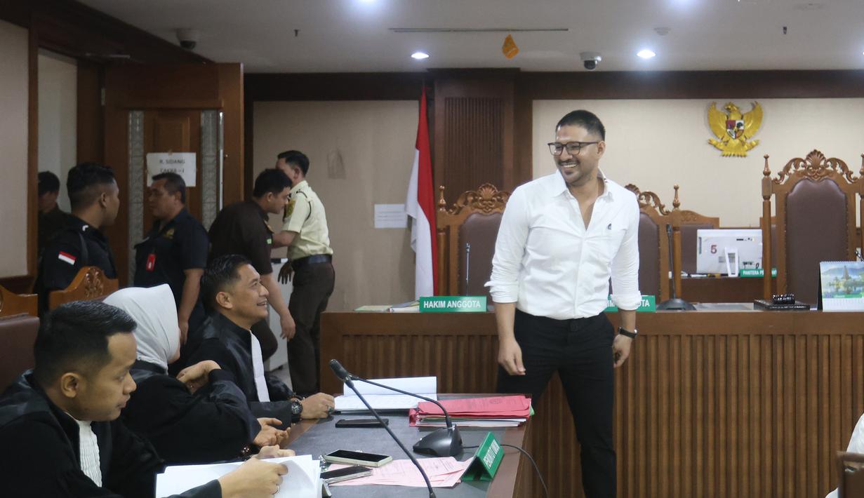 Sidang digelar di Pengadilan Negeri Jakarta Pusat (PN Jakpus), Jakarta, Kamis (8/1/2026). Tampak dalam foto, terdakwa kasus dugaan peredaran narkotika di Rumah Tahanan (Rutan) Salemba, Ammar Zoni, saat tiba untuk menjalani sidang lanjutan di Pengadilan Negeri Jakarta Pusat (PN Jakpus), Jakarta, Kamis (8/1/2026). (Kapanlagi.com/Budy Santoso)