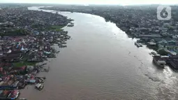 Suasana Sungai Ampera, Palembang, Sumatera Selatan, Minggu (12/3/2023). Target ini naik dari capaian kunjungan wisatawan pada 2022, yakni 1,5 juta wisatawana.(Liputan6.com/Herman Zakharia)