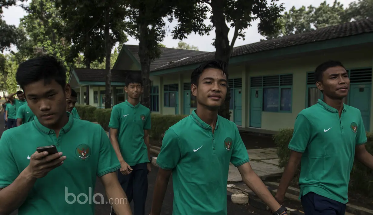 Para pemain Timnas Indonesia U-16 berjalan menuju mes usai mengikuti Ujian Nasional tingkat SMP di SMA 39 Cijantung, Jakarta, Rabu (3/5/2017). (Bola.com/Vitalis Yogi Trisna)
