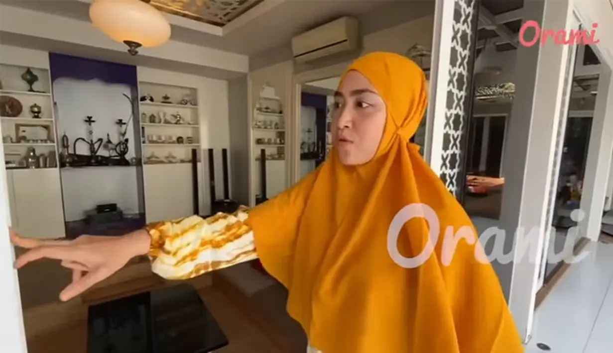 Rumah Ustaz Solmed dan Aprile Jasmin (Youtube/Orami Indonesia)