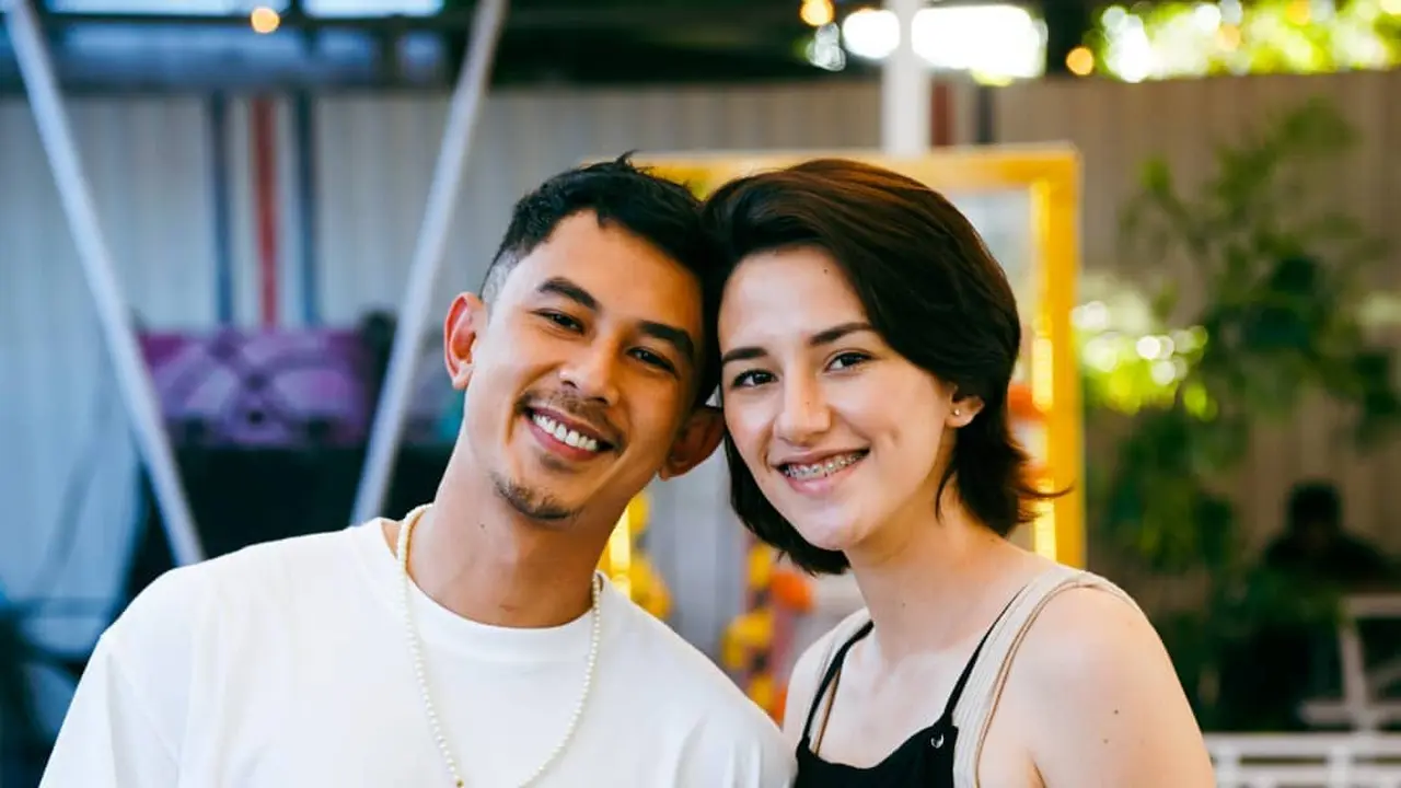 Rayakan Anniversary ke-6, Ini 6 Potret Manis Fandy Christian dan Dahlia Poland