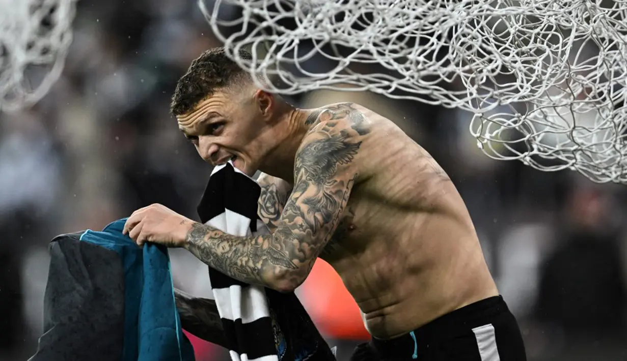 Reaksi bek Newcastle United Kieran Trippier setelah memberikan kausnya kepada seorang penggemar usai mengalahkan Southampton pada pertandingan sepak bola semifinal Piala Liga Inggris di Stadion St James's Park, Newcastle, Inggris, 31 Januari 2023. Newcastle United mengalahkan Southampton dengan skor 2-1 dan berhasil melenggang ke final Piala Liga Inggris. (Paul ELLIS/AFP)