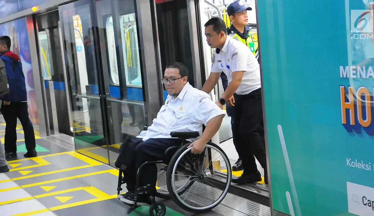 Penyandang disabilitas usai menaiki kereta MRT di Jakarta, Kamis (21/3). Dalam kesempatan tersebut mereka dapat menikmati fasilitas yang di sediakan untuk disabilitas. (Liputan6.com/Angga Yuniar)