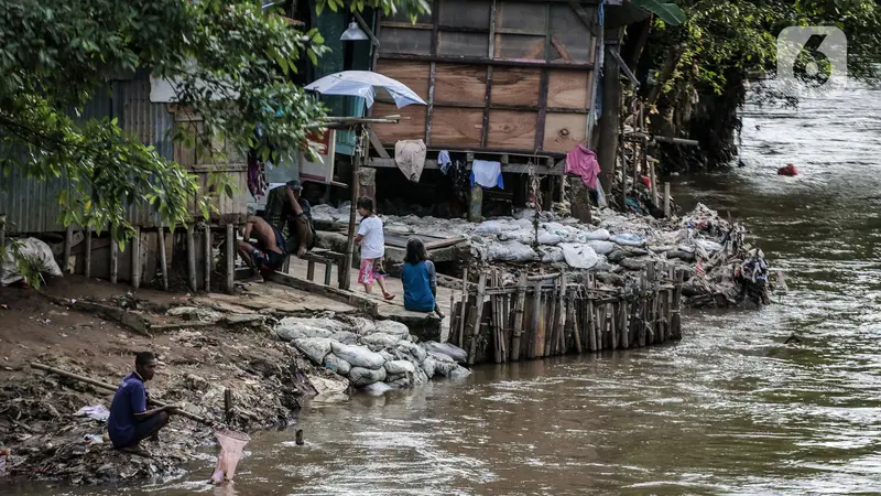 Kondisi Pemukiman Padat Penduduk di Bantaran Kali Ciliwung