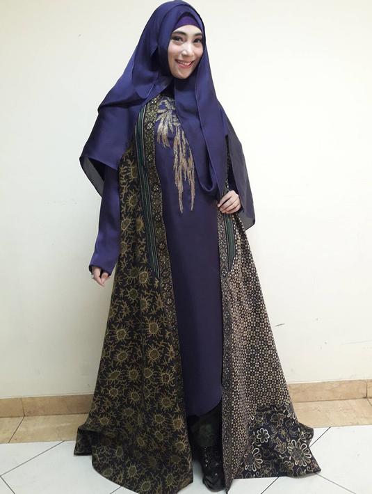 Gaun panjang dengan sentuhan motif batik ala Inka membuat istri Sandiego Africo ini semakin  tampil menawan (Liputan6.com/Instagram/@inka_christie99)