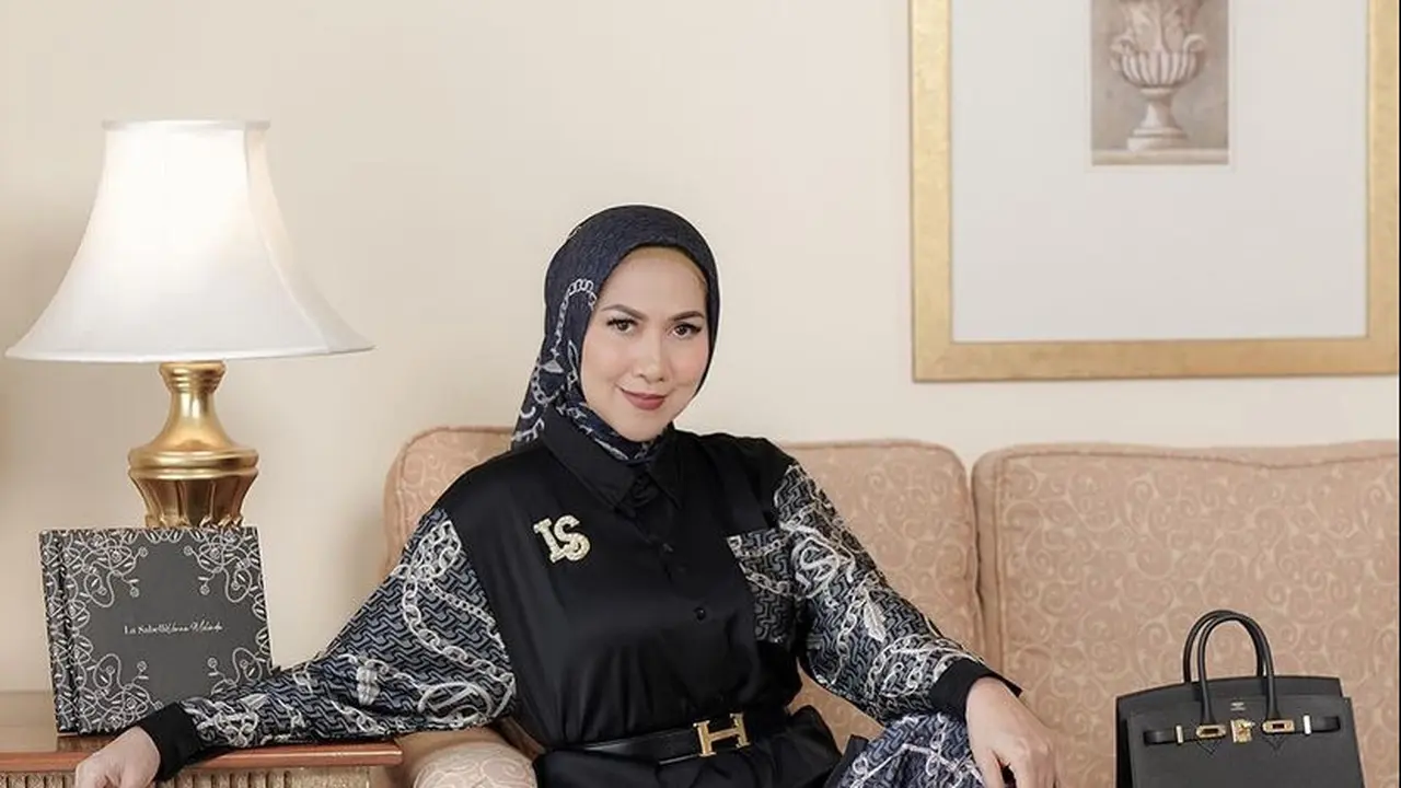6 Potret Gaya Lady Boss ala Venna Melinda, Inspirasi Tampil Elegan
