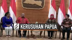 Gubernur Papua Lukas Enembe dan rombongannya mendatangi Pemprov Jatim di gedung Grahadi. Pertemuan keduanya membahas kejadian yang menimpa mahasiswa Papua di Surabaya.