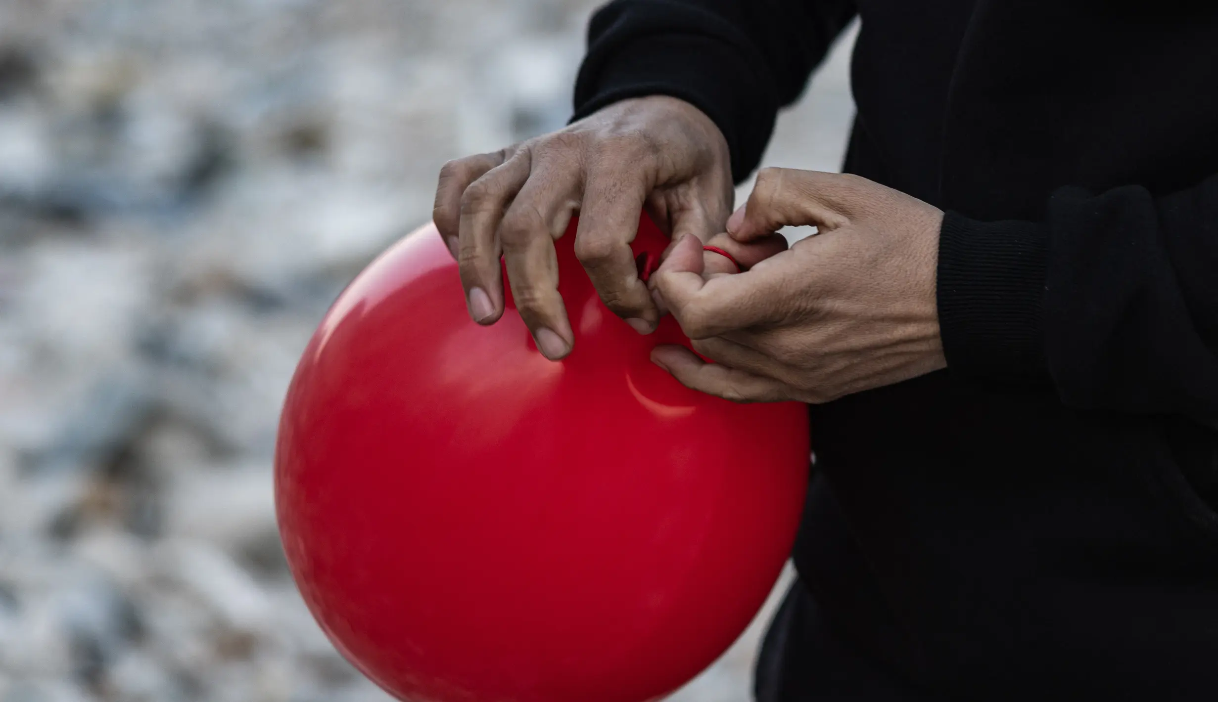 Balon Merah Hiasi Reruntuhan Bangunan Gempa Bumi di Turki