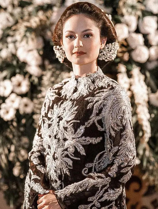 Masih di momen siraman, Clara Bernadeth tampil anggun dan ayu dngan kebaya embroidery berwarna hitam dan silver (instagram/clarabernadeth)