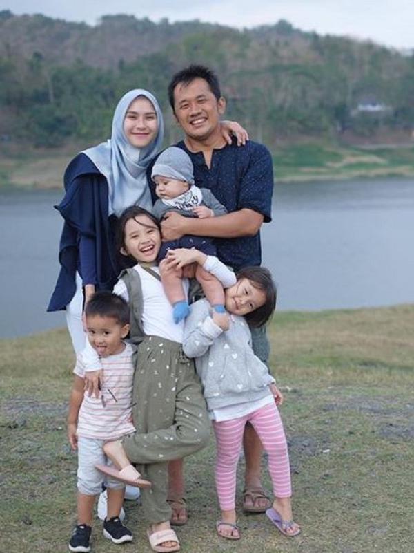 Zaskia Adya Mecca foto bersama Hanung Bramantyo dan keempat anak mereka (Instagram/@zaskiaadyamecca)