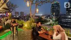 Pengunjung menikmati berbuka puasa di Déjà vu Sky Dining The Plaza Semanggi, Jakarta, Sabtu (23/04/2022). Déjà vu Sky Dining menjadi pilihan warga Jakarta sebagai tempat berbuka puasa dengan program “Ramadan Iftar” yang menyediakan paket buffet all you can eat dengan menghadirkan lebih dari 30 macam menu buffet pada setiap akhir pekan. (Liputan6.com/Fery Pradolo)