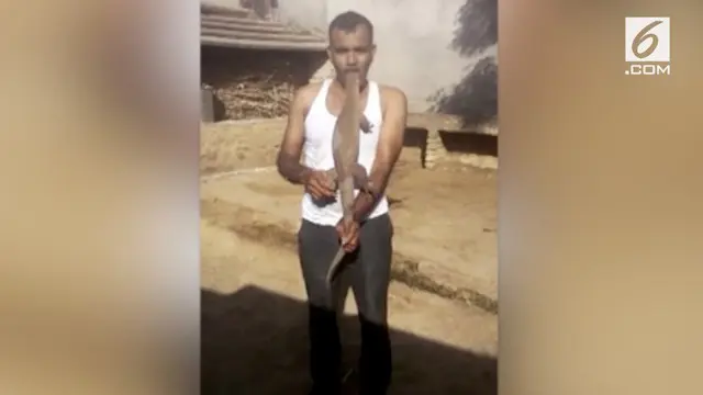 Gumaan Singh melakukan aksi nekat. Pria asal India ini memasukan kepala kadal sepanjang 2 kaki ke dalam mulutnya tanpa alat pengamanan.